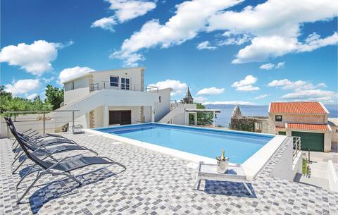 Amazing home in Podgora with jacuzzi