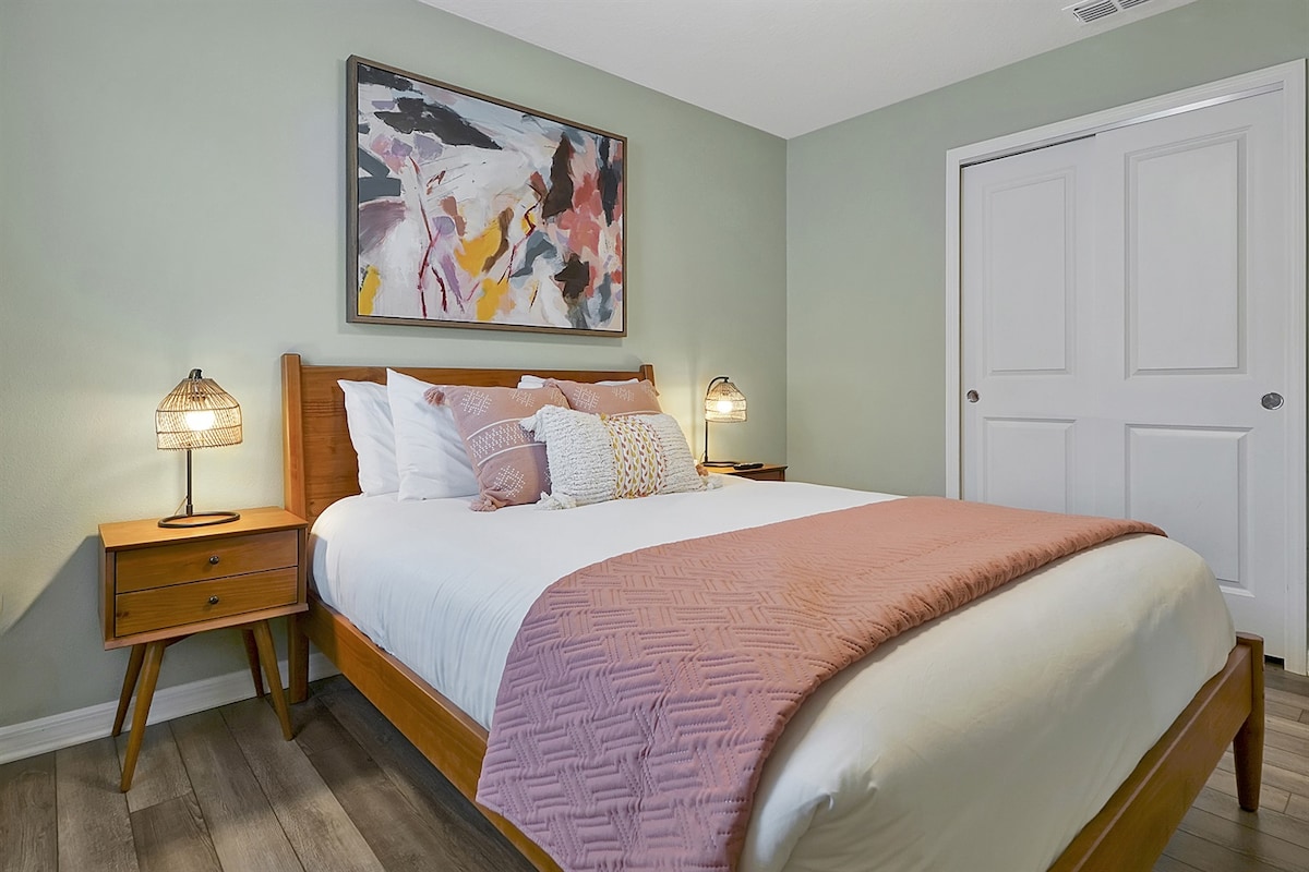 Всички легла са облечени с хотелско спално бельо за по - добър нощен сън.