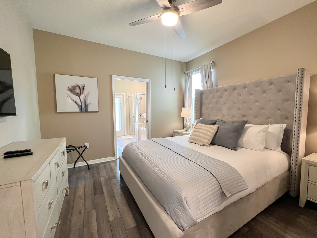 Тази голяма спалня с двойно легло king size на приземния етаж е чудесна за хора с проблеми с мобилността.