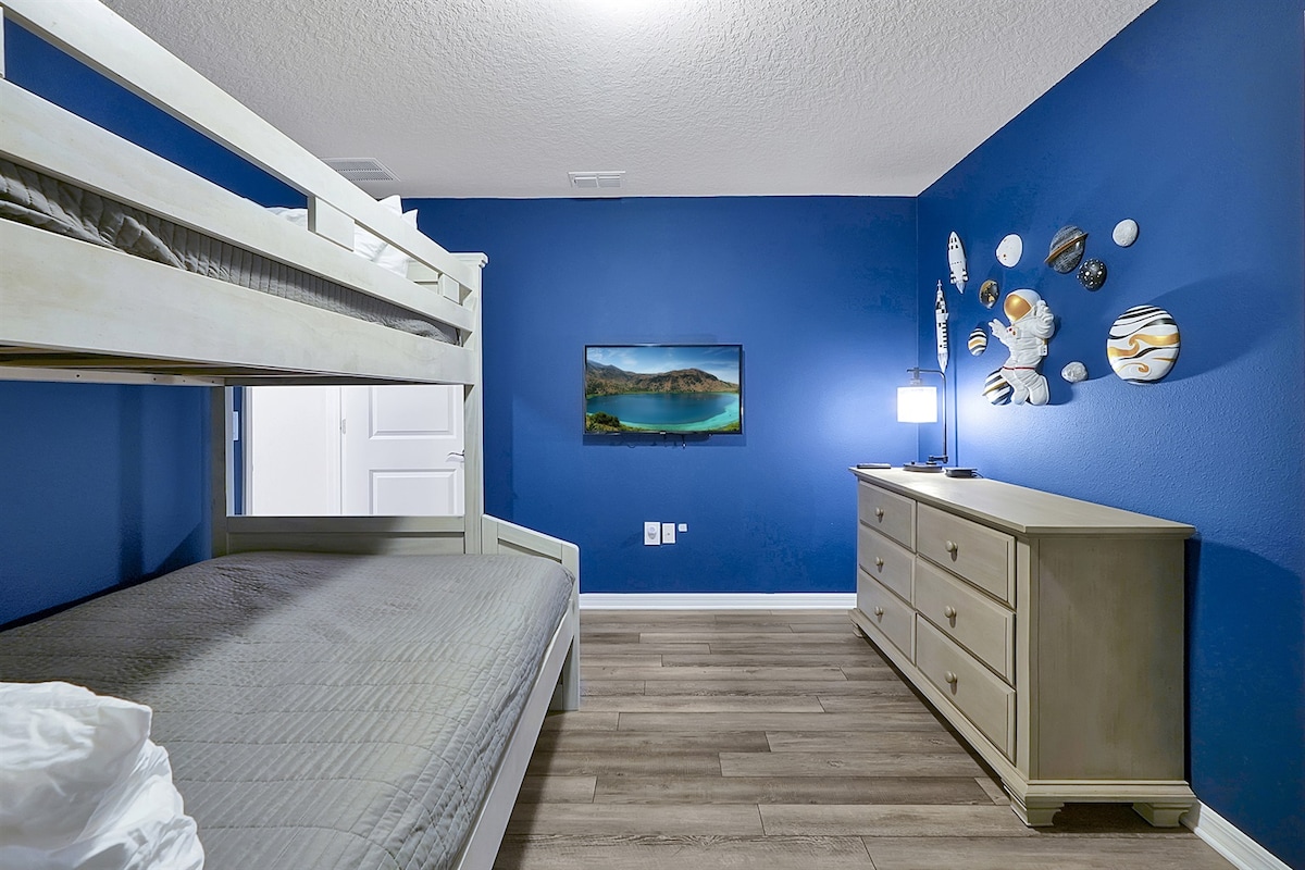 Спалните ни имат смарт телевизори, така че всеки да може да се наслади на любимите си предавания без спорове.