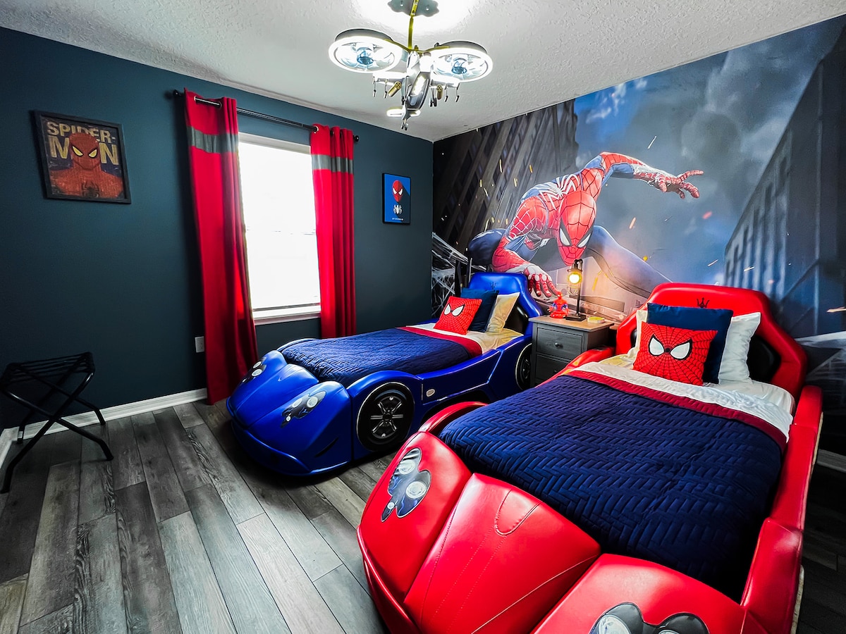 Тематичните ни легла и вентилаторът на хеликоптера винаги са голям хит. 