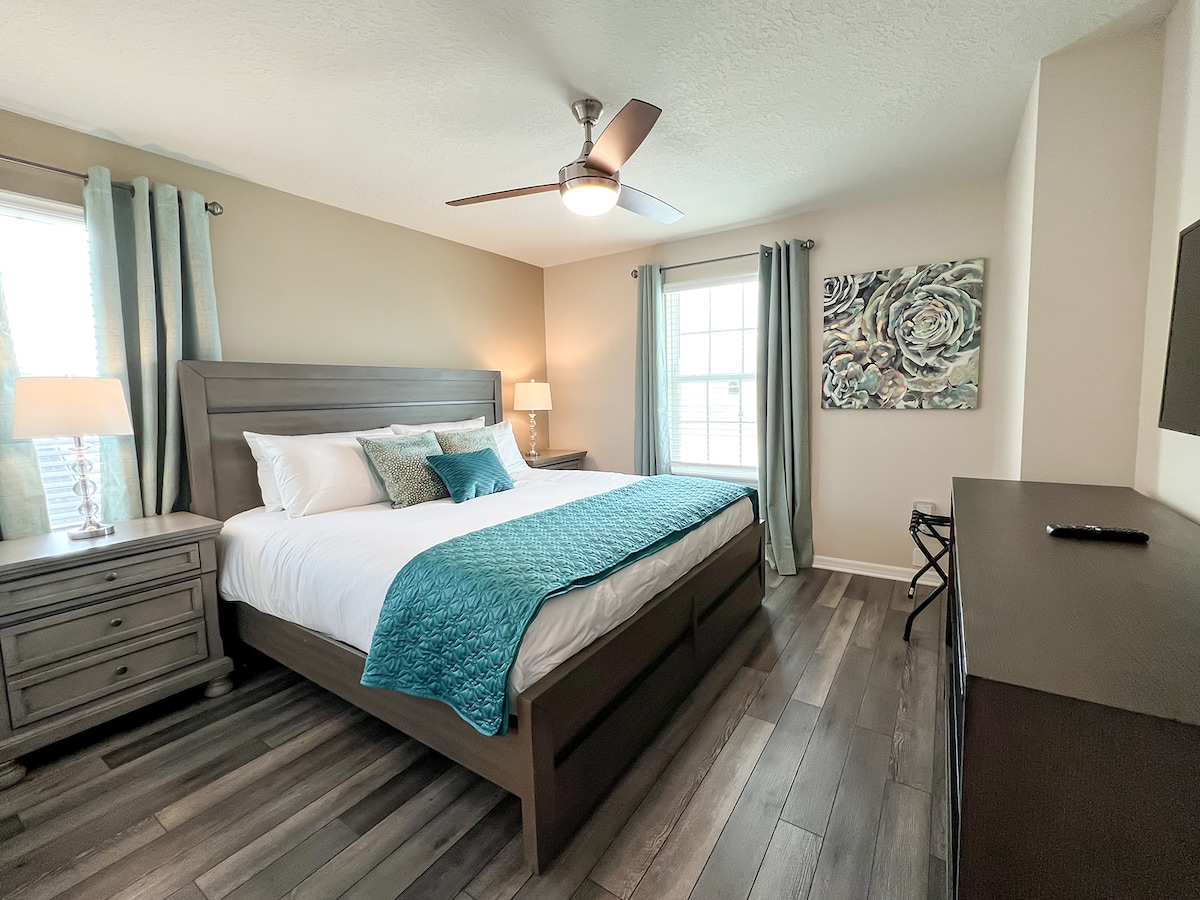 Тази спалня с двойно легло king size разполага и с баня в пълен размер.