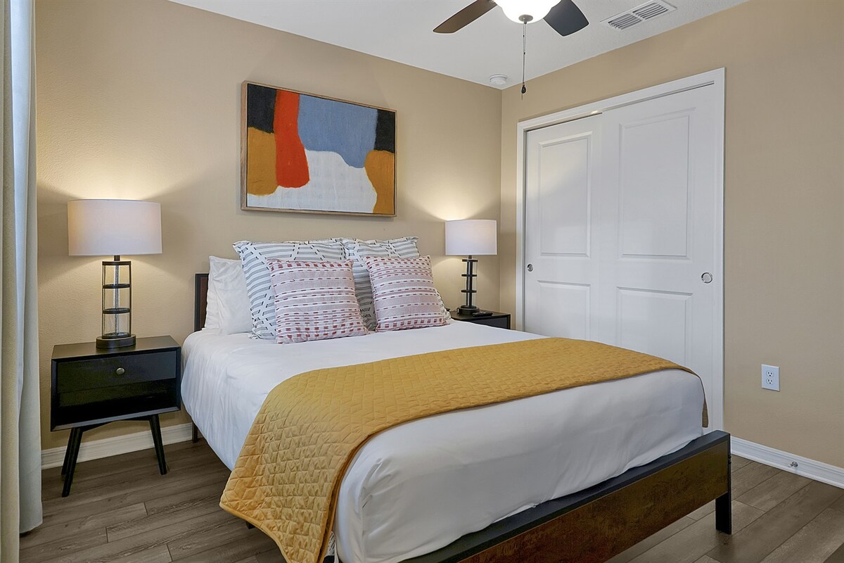 Тази спалня разполага със собствена баня за допълнително уединение. 