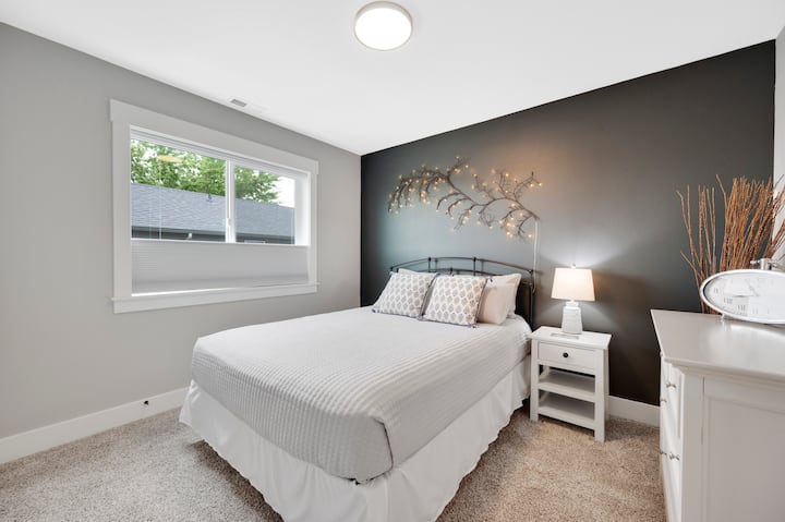 2nd-Bedroom (Queen) | Adjacent to 2nd-Full Bath in Hallway
