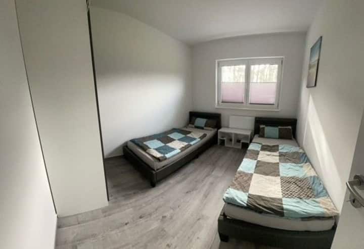 Spavaća soba s dva kreveta za jednu osobu