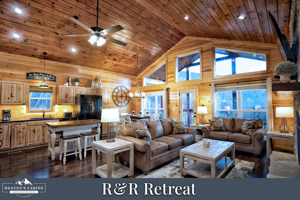 2BR Cabin w/ Hot Tub & Great Views / 1 Mile to DT
