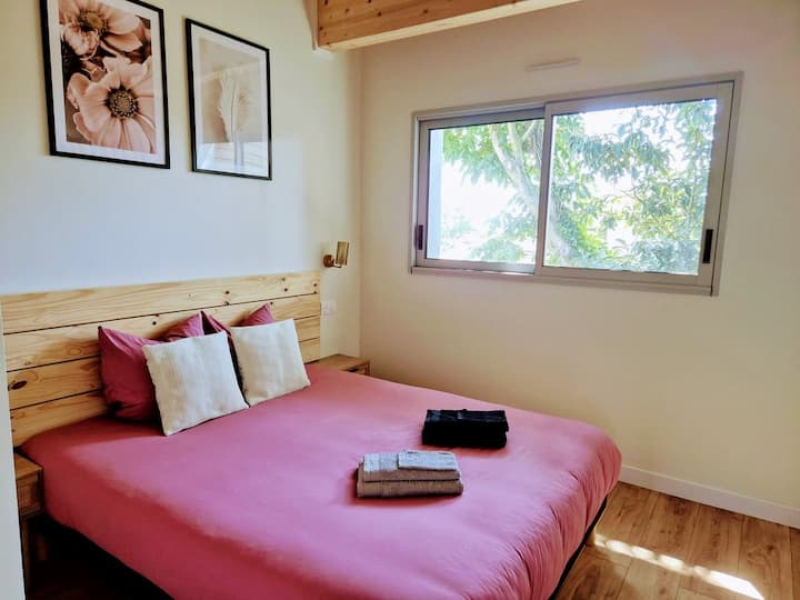 Première chambre avec un grand lit. Linge de lit et serviettes fournis.
