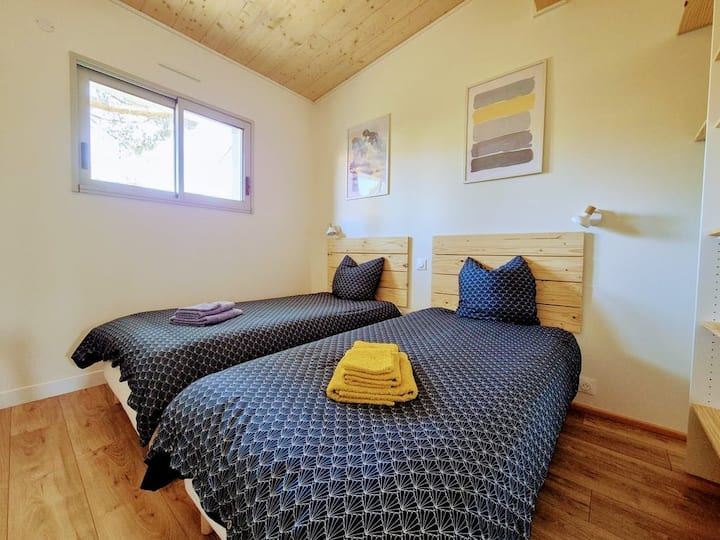 Deuxième chambre avec deux lits simple. Penderie dans la chambre.