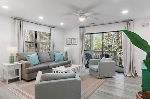Successful Airbnb property: Walk to Beach · 2 Pools · Beach Chairs · Bunk Beds in Crestview / Fort Walton Beach / Destin