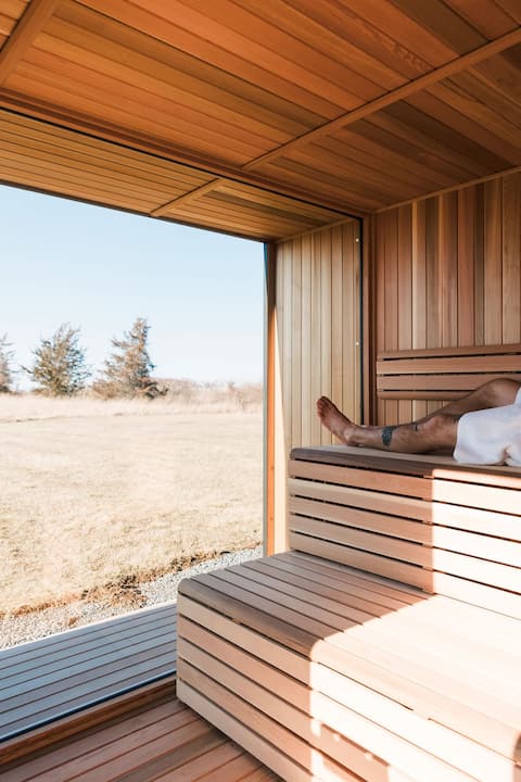 Minutes to Sandbanks Beach & Wineries • Cold Plung