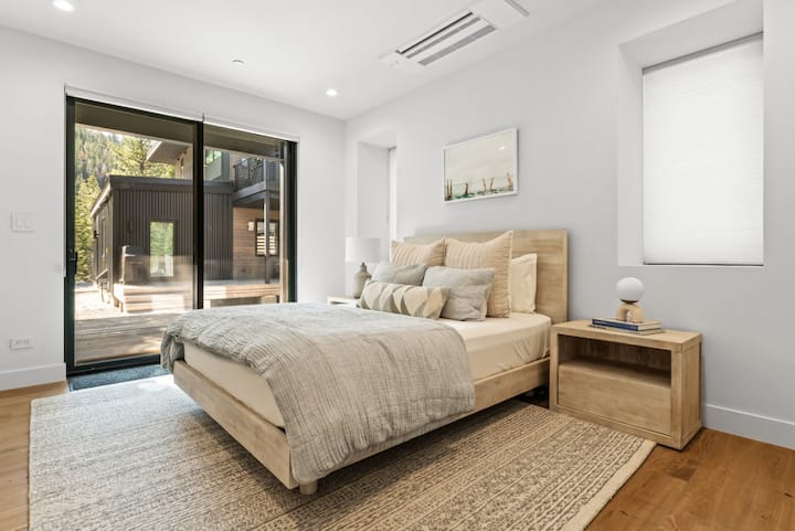 (Cama tamaño queen) Desde el amanecer hasta la luz de las estrellas: el espectáculo de la naturaleza fuera de tus ventanas.