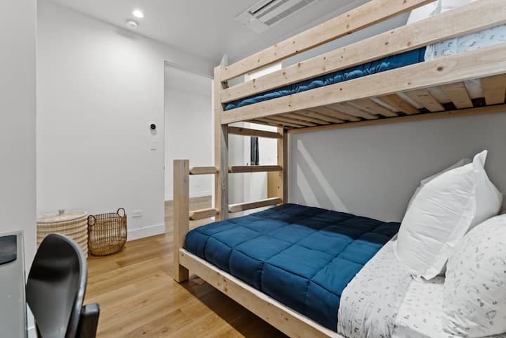 Cama doble sobre una litera completa