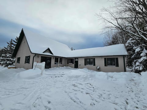 Serenity POW! ~ Indoor Hot Tub~ 3 Private Acres!