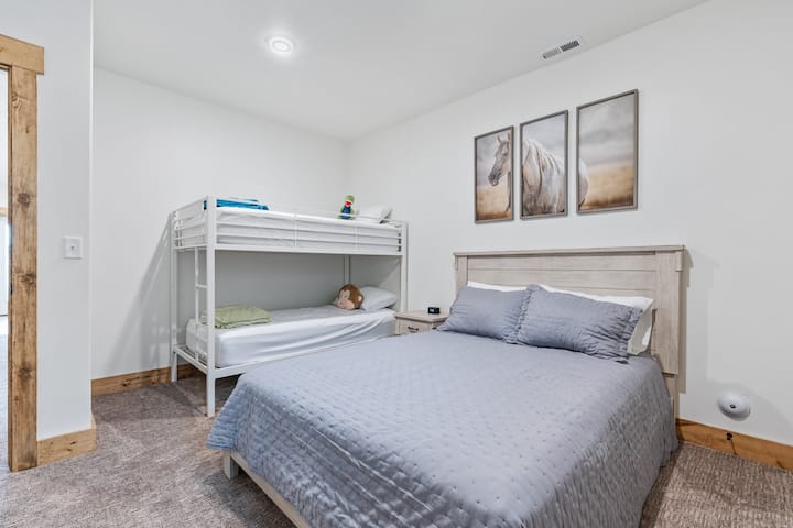 Slaapkamer 6 - queensize bed + stapelbed