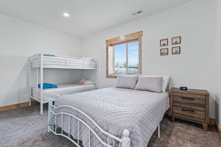 Slaapkamer 5 - queensize bed + stapelbed