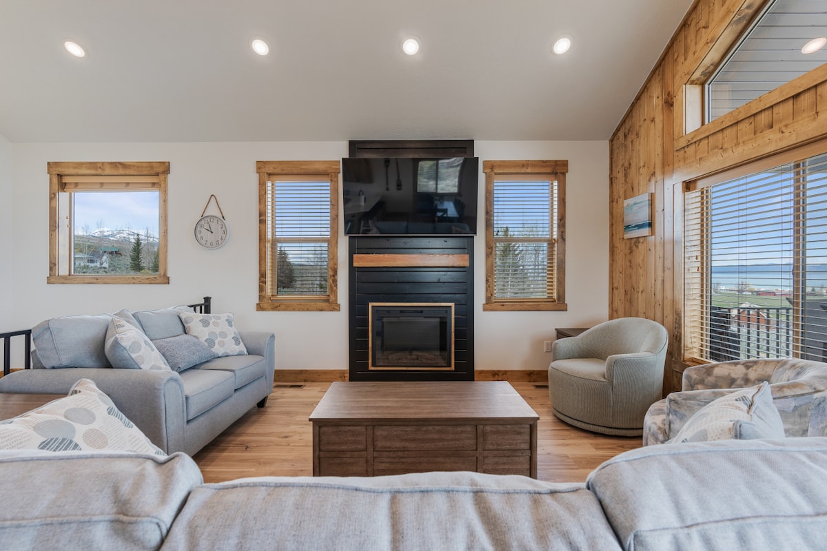 Successful Airbnb property: Hot Tub, Arcades, Ideal Beach Access, Sleeps 28! in Garden