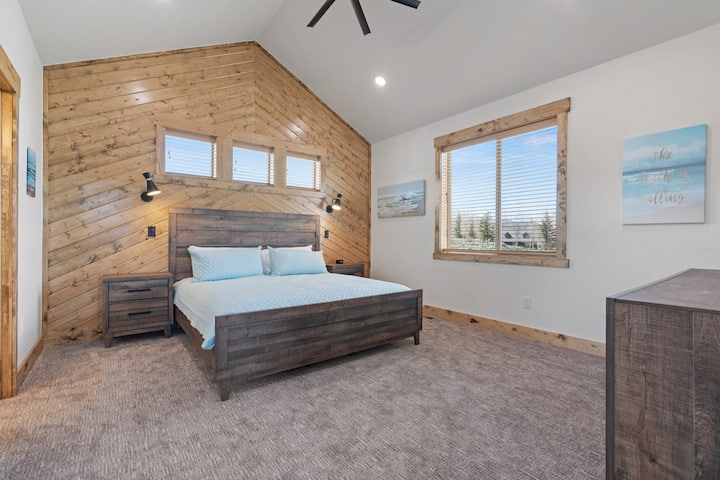 Slaapkamer 1 - kingsize bed, tv en eigen badkamer!