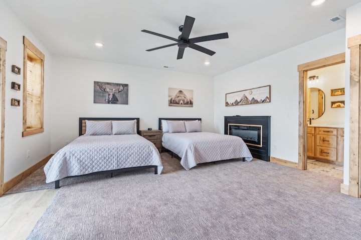 Slaapkamer 2: 2 queensize bedden, tv en toegang tot patio