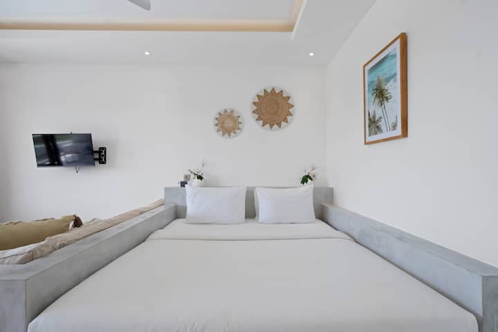 La chambre est baignée de lumière naturelle, ce qui pourrait vous remonter le moral et fournir une connexion apaisante à l'extérieur.