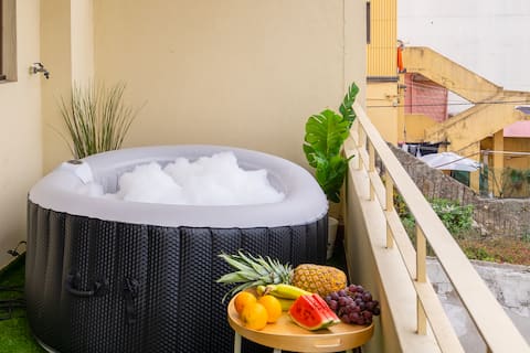 Host Wise - Two Trendy Bright Flats | Jacuzzi