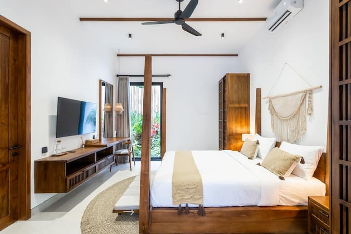 牀邊有優雅的書架，提供充足的儲存空間和精緻的房間整體設計