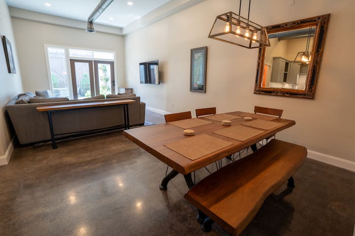 Downtown Urban Retreat~ 6 Beds ~Perfect for Groups