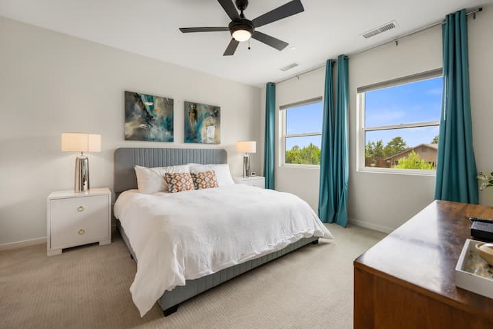 חדר שינה ראשי, חדר רחצה צמוד, טלוויזיה, מיטת קינג סייז