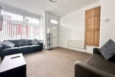 Top performing Airbnb: Cozy 3-Story Home near City Center in Kirkstall