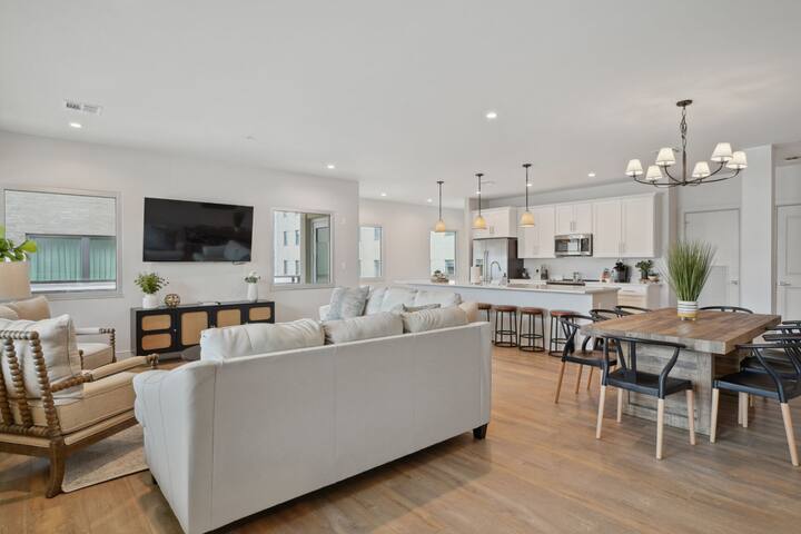 Elegant 5BD Unit, Walk to French Quarter + Pool gallery image 5