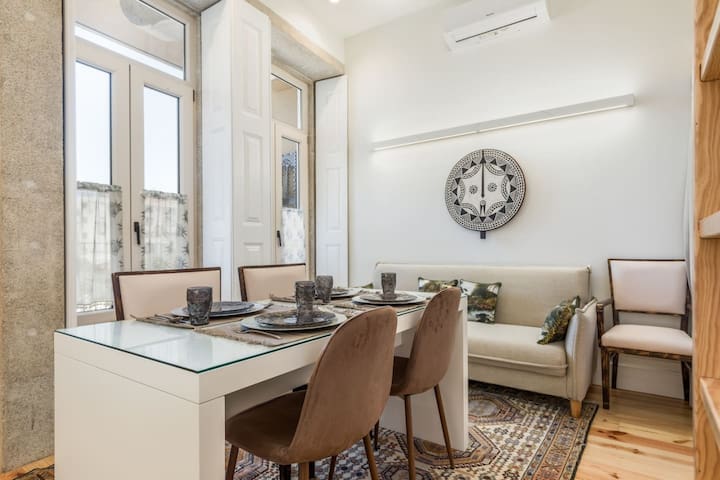 Spacious Central Flat w/Balcony by PortoDreamStays