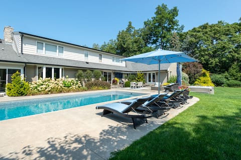 Pool, Hot Tub, Fire Pit for 16 on 1+ Acre