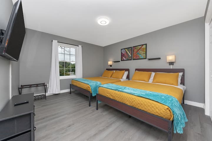 Chumba cha kulala 4 na vitanda viwili vya upana wa futi 4.5