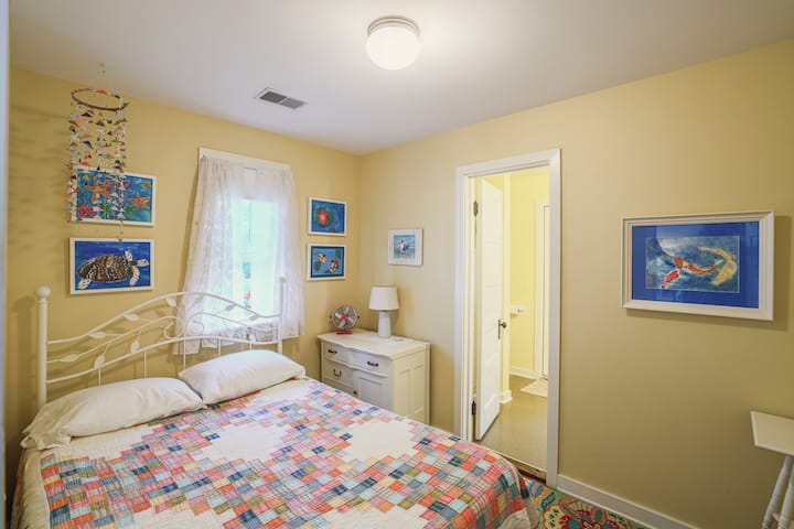 Спална соба 2 со сопствена бања - кревет со целосна големина