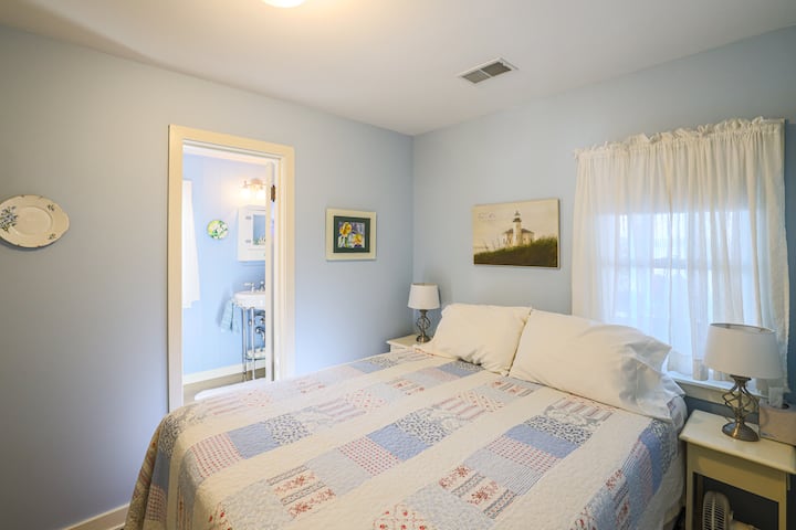 Спална соба 1 со сопствена бања - брачен кревет (широк 180 - 200 см)