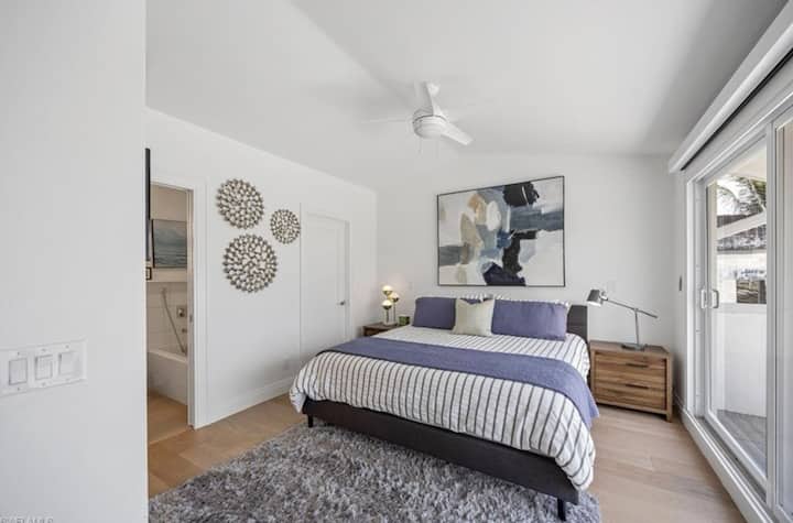 Удобна гостинска спална соба со пристап до балкон за свежо морско ветре