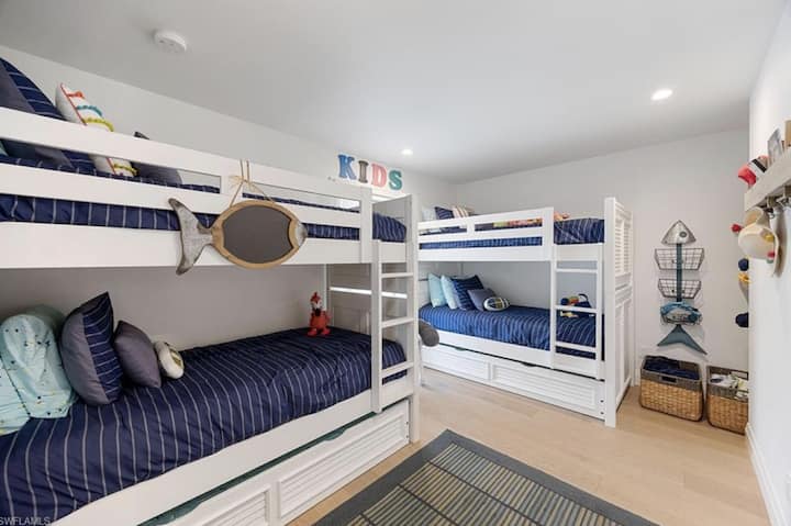 На децата ќе им се допадне поморската соба на спрат со место за целата екипа