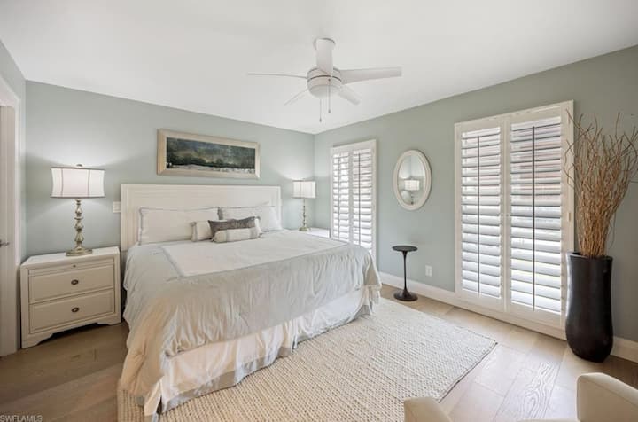 Крајбрежна гостинска спална соба со смирувачки тонови и ролетни за плантажи