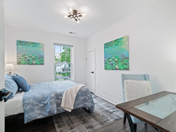 Queen ‑ ის ზომის საწოლი, რომელიც მდებარეობს მეორე სართულზე, შექმენით სანუკვარი მოგონებები ჩვენი მყუდრო და მიმზიდველი საძინებლის მიმზიდველ გარემოში