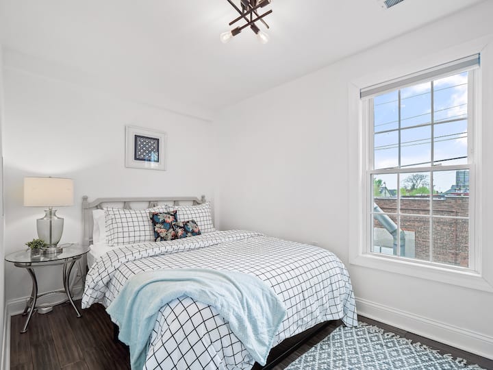 Დედოფლის ზომის საწოლი, რომელიც მდებარეობს მეორე სართულზე. Შეიგრძენით ჩვენი ელეგანტურად გაფორმებული საძინებლის სიმშვიდე, რომელიც განკუთვნილია საბოლოო დასვენებისთვის.