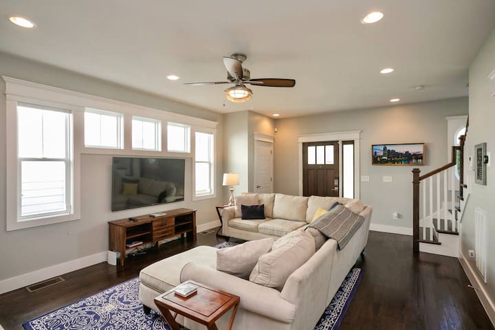 City Views | Walk to Dining & Nissan Stadium