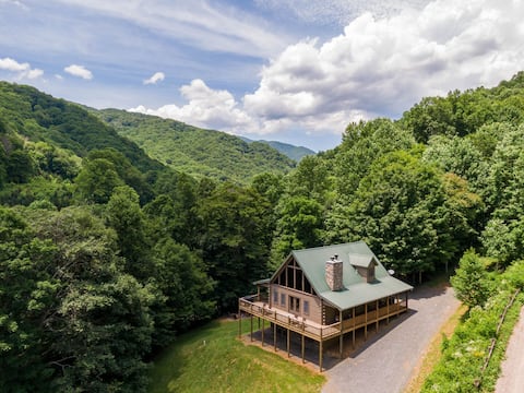 Roaring Creek Lodge- hot tub, pool table, fire pit