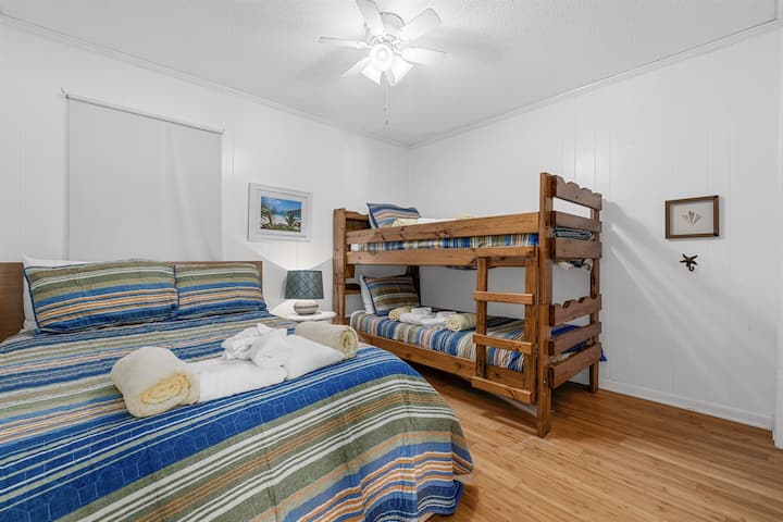 Chumba cha pili cha kulala kilicho na vitanda vya kifalme na vya ghorofa mbili 