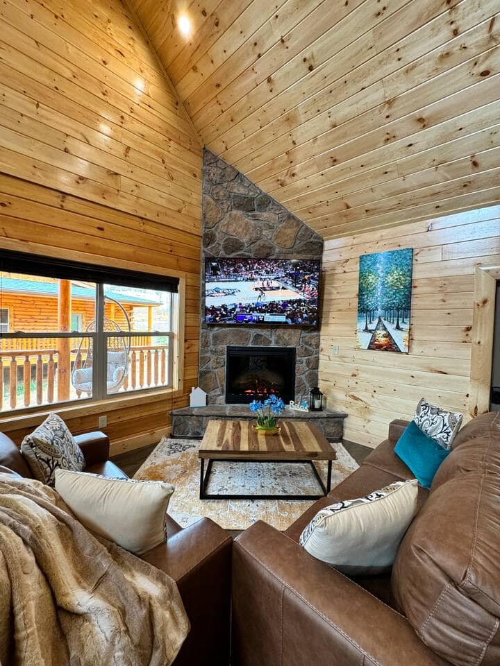 Kauč za opuštanje s pametnim televizorom i kaminom u dnevnom boravku 