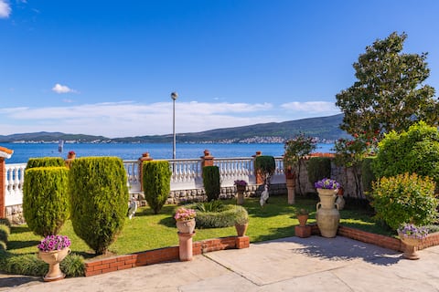 Seafront Haven Darka - by Happy Rentals