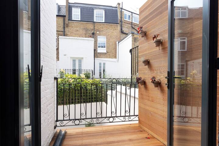 Spacious modern Chelsea 4BD close to Sloane Square gallery image 5