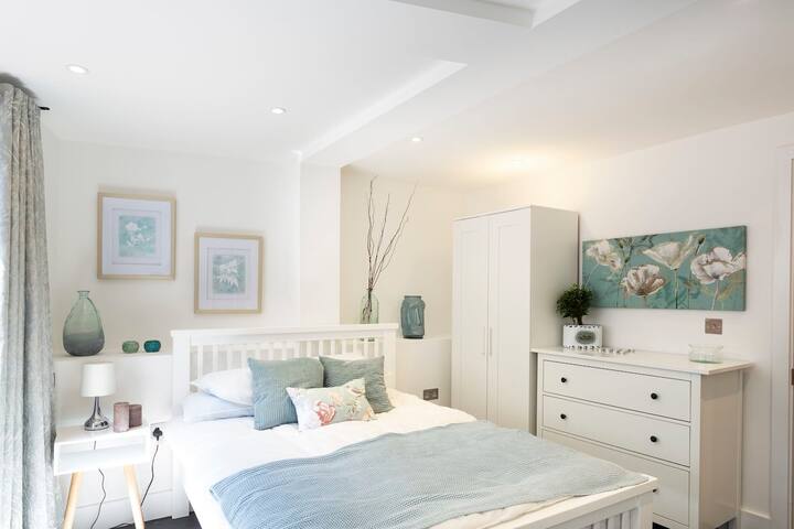 Spacious modern Chelsea 4BD close to Sloane Square gallery image 3