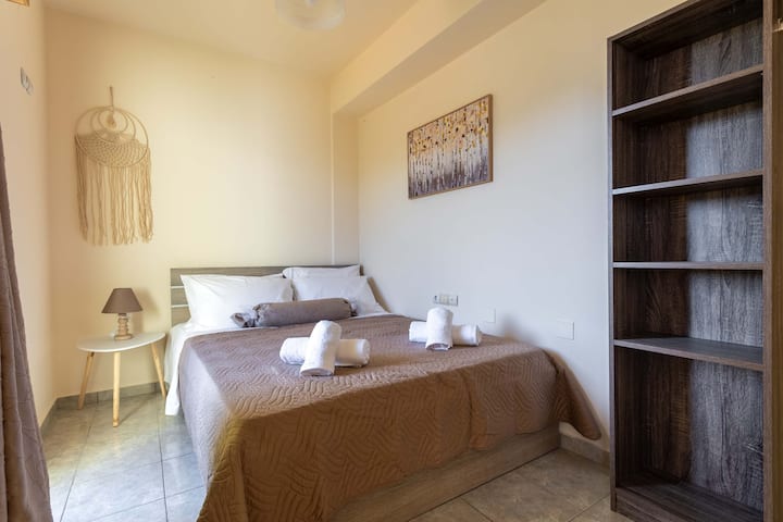 Interior de dormitorio acogedor: tonos cálidos e iluminación suave para un ambiente de sueño relajante.