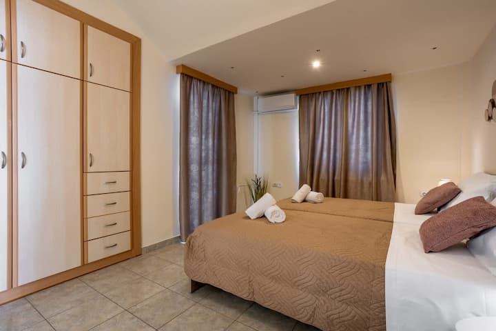 Espacio en el dormitorio: diseño espacioso con luz natural y cómoda disposición para dormir.