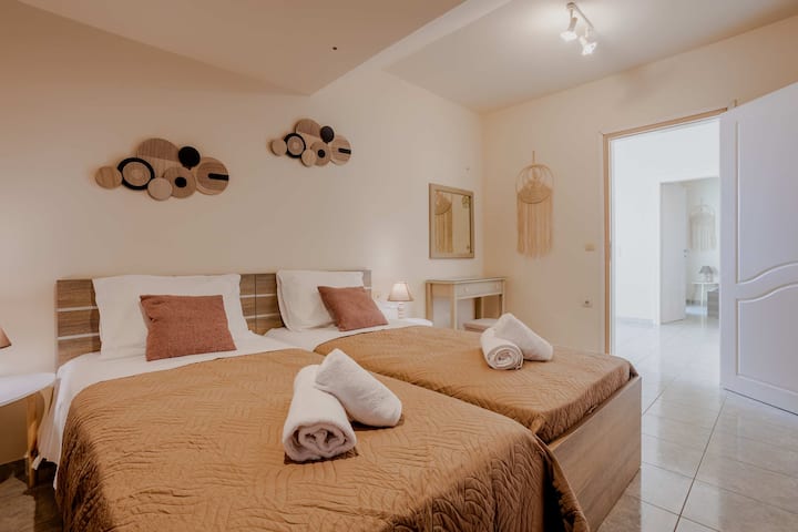 Espacio de dormitorio: dos camas individuales con sábanas limpias, ideales para amigos o niños.