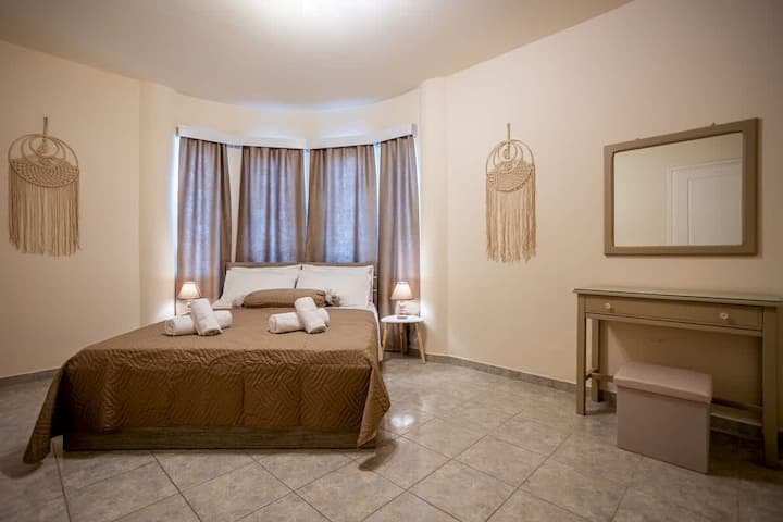 Interior acogedor del dormitorio: espacio luminoso con muebles relajantes, perfecto para noches de descanso.
